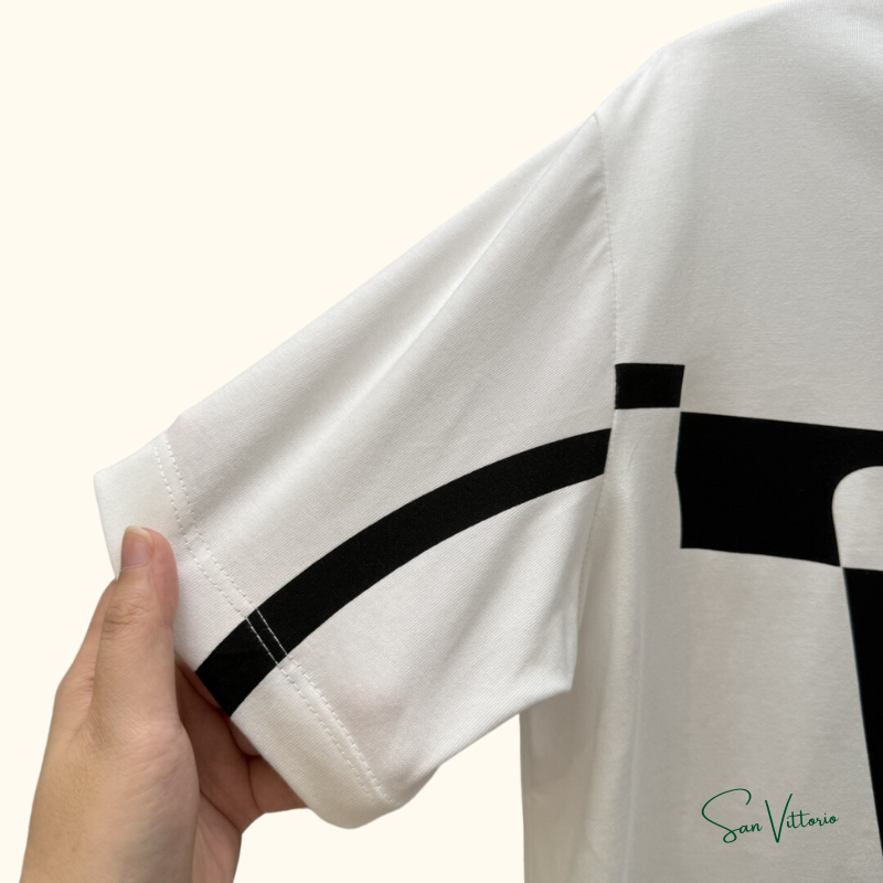 Camiseta Valentino com Logotipo V Irregular