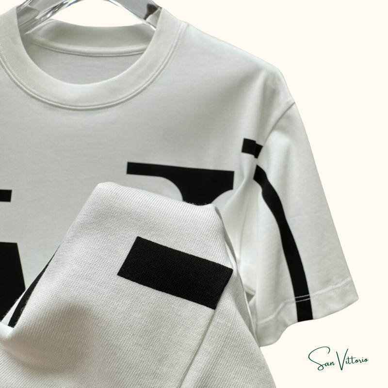 Camiseta Valentino com Logotipo V Irregular